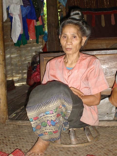 Thực chất là những con “ ma cà rồng” ở đây bị mắc căn bệnh thường gọi là bệnh hủi. Những người không còn bàn tay, phải dùng dây chun buộc cuốc, dao vào cánh tay rồi tự cày cuốc, đào bới, đánh vật với rừng già để kiếm ăn qua ngày.